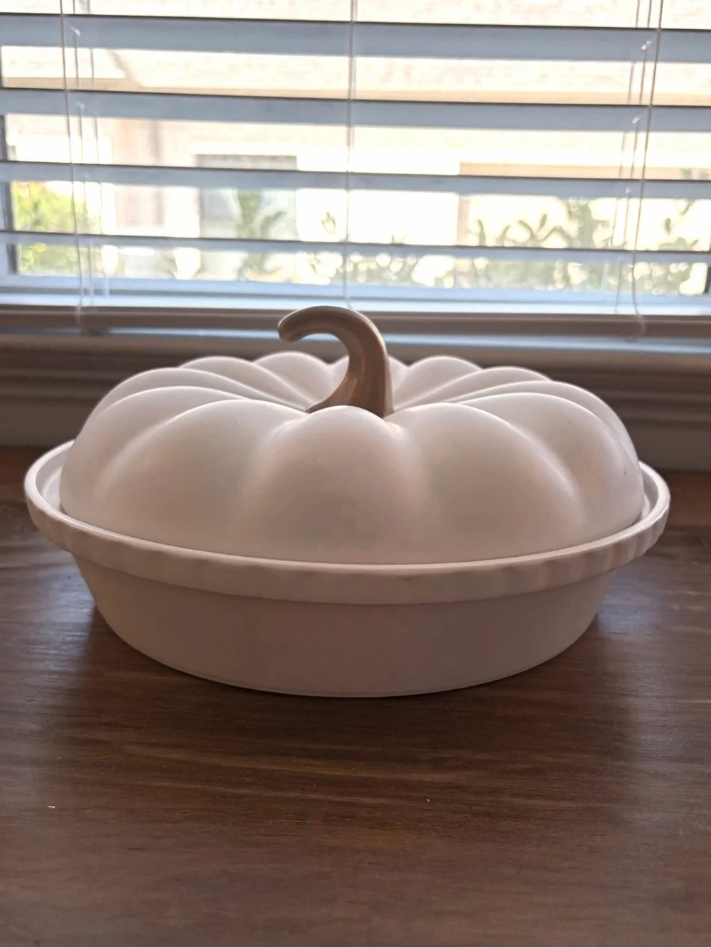 Decor Steals NIB White Pumpkin Pie Ceramic Dish Tan Stem Autumn Fall Thanksgivin